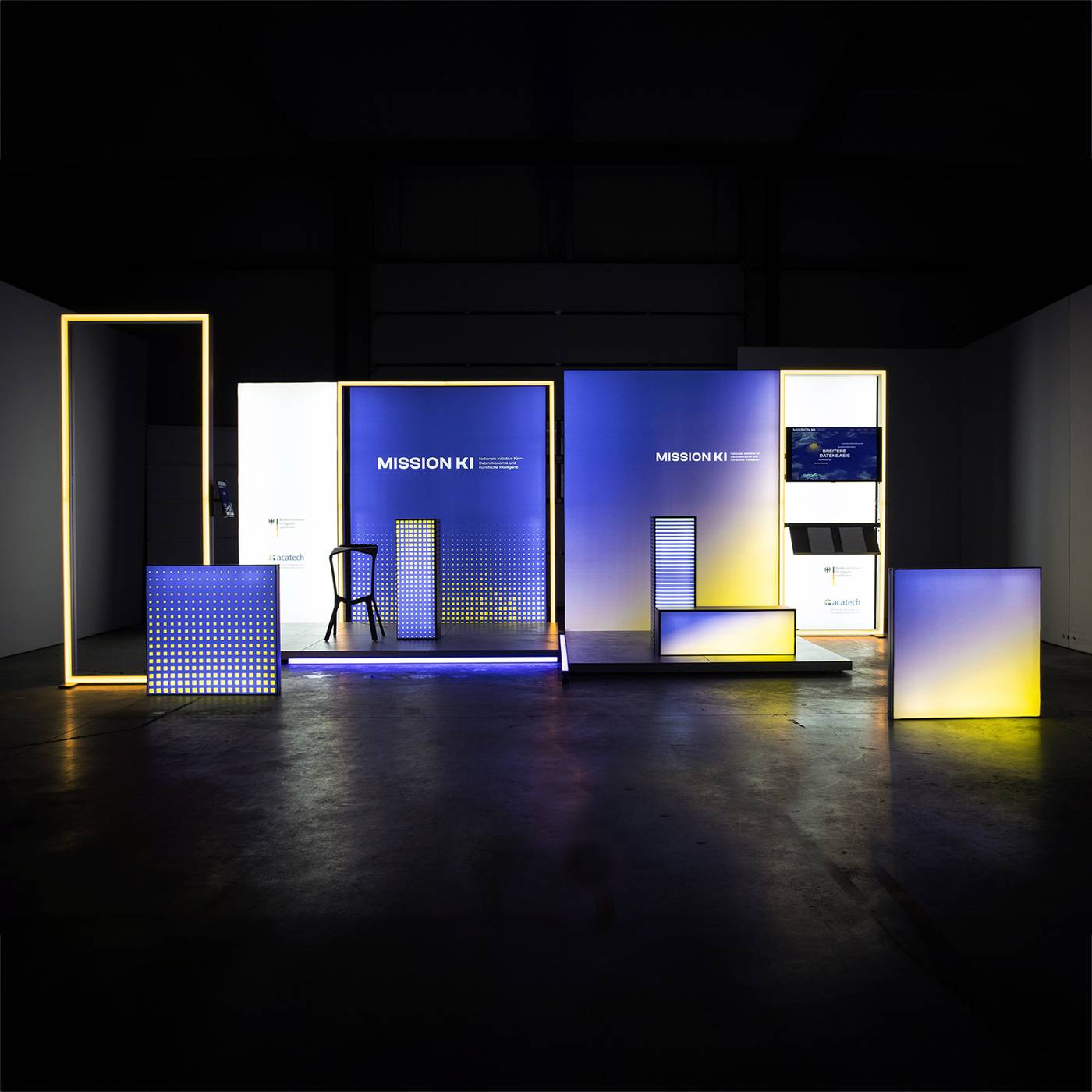 Mobiler Messestand von Modulap mit Lightboxes, Lightframes, LED Counters, Messeboden, integrierten Tablets und Screens // Mobile Exhibition Stand by Modulap for Mission KI
