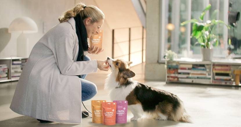 Gimme More Trainingsleckerchen füttern an Hund
