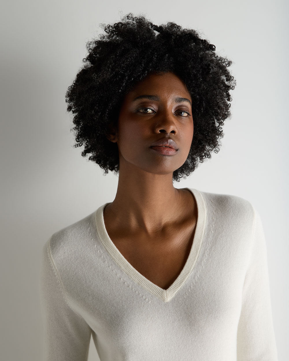 Women's V Neck Cashmere Sweater New Ivory White | N.Peal Women's V Neck Cashmere Sweater New Ivory White | N.Peal
