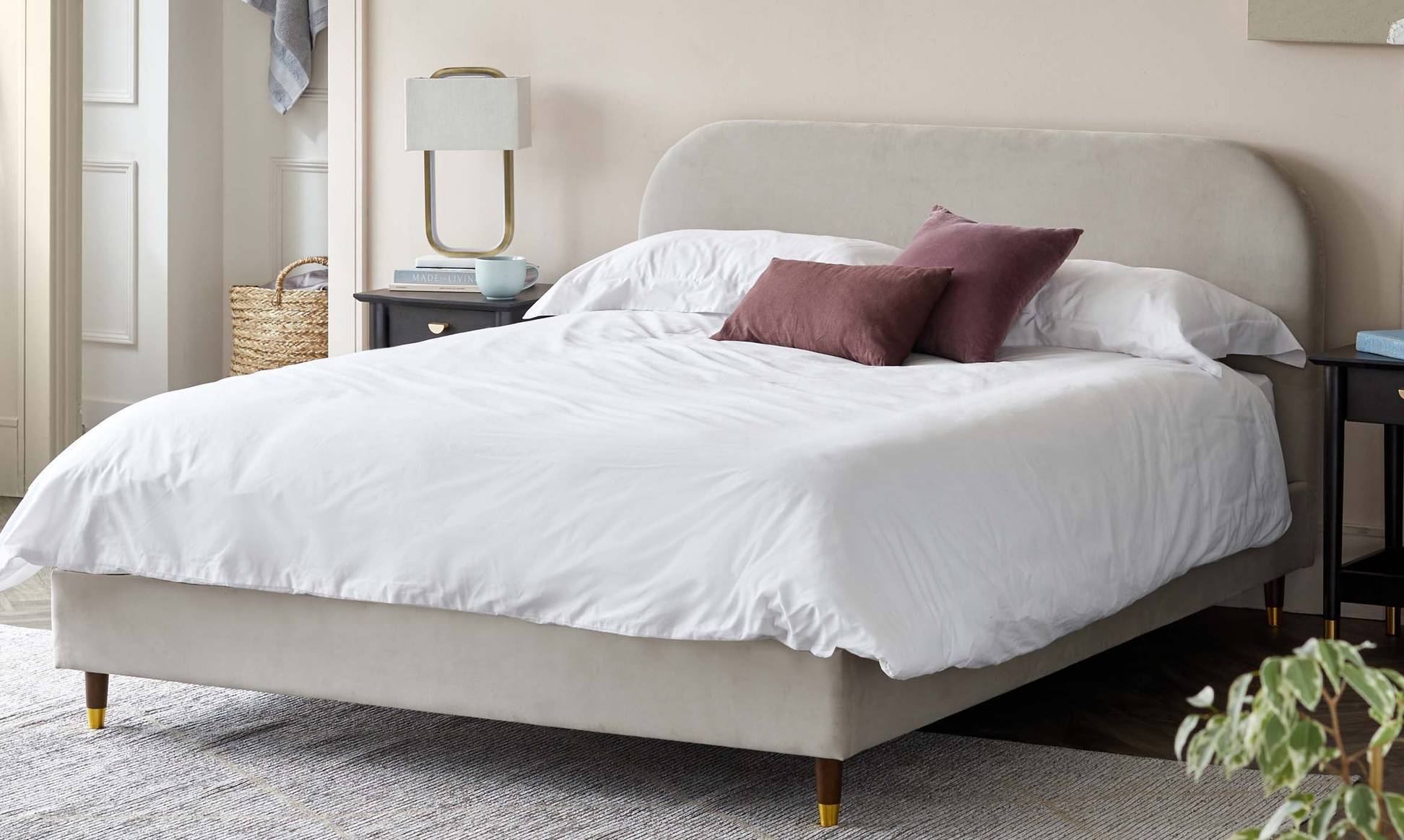 Hampton Champagne Velvet King Size Bed | Danetti