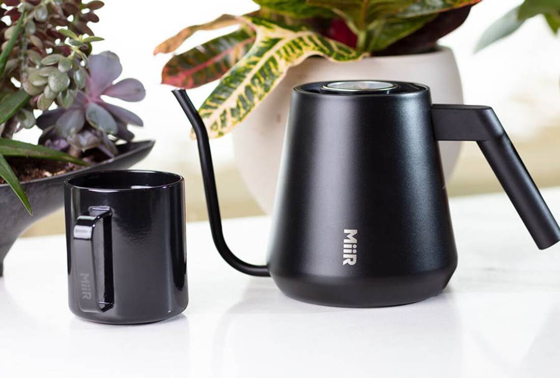 https://cld.accentuate.io/6865479565386/1665179035903/Web-Lifestyle-Kettle_Tumbler_Camp_Cup_Black_Truenamel_Lifestyle_Wilzfoto_1221_2.jpg?v=1665179035903&options=w_1100