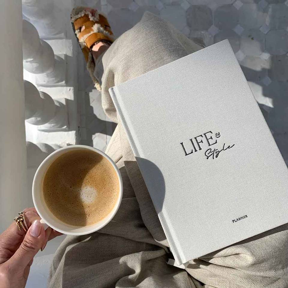 LIFE&STYLE PLANER by Leonie Hanne, Daily Lifestyle Journal für Dankbarkeit, Arbeit und Wellness mit reflektierenden Aufforderungen, Wochenzielplanung, Style Insights, 90-Tage-Planer, undatiert