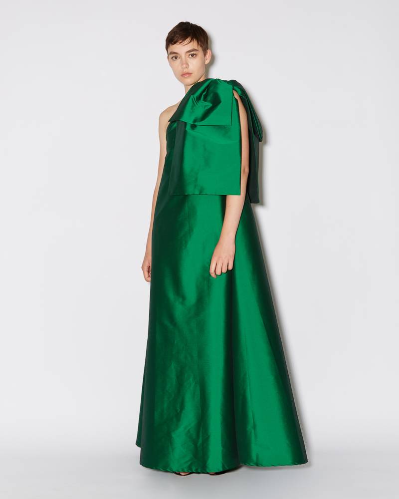 Bernadette Antwerp dress Winnie in emerald green is made from taffeta and features a bow on the shoulder. Floor length gown evening wear.