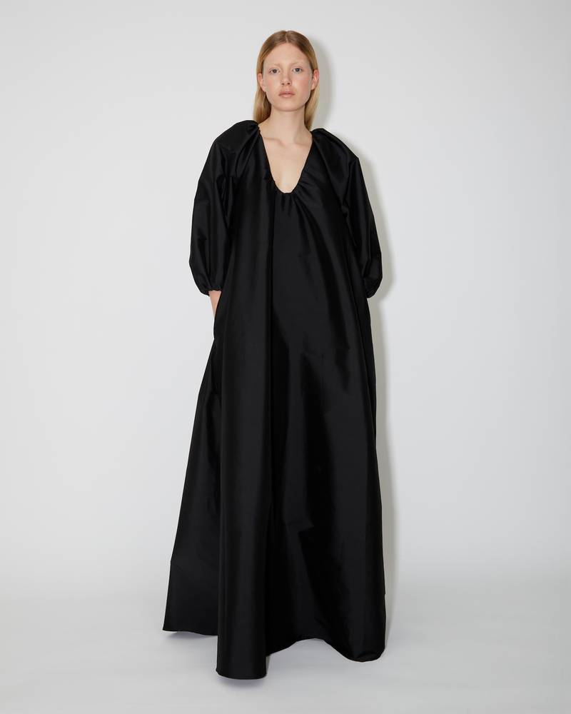 Bernadette Antwerp Dress George is made from taffeta fabric, features poofy sleeves and is floor-length. Taffeta evening wear black.