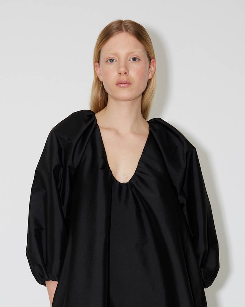 Bernadette Antwerp Dress George is made from taffeta fabric, features poofy sleeves and is floor-length. Taffeta evening wear black.