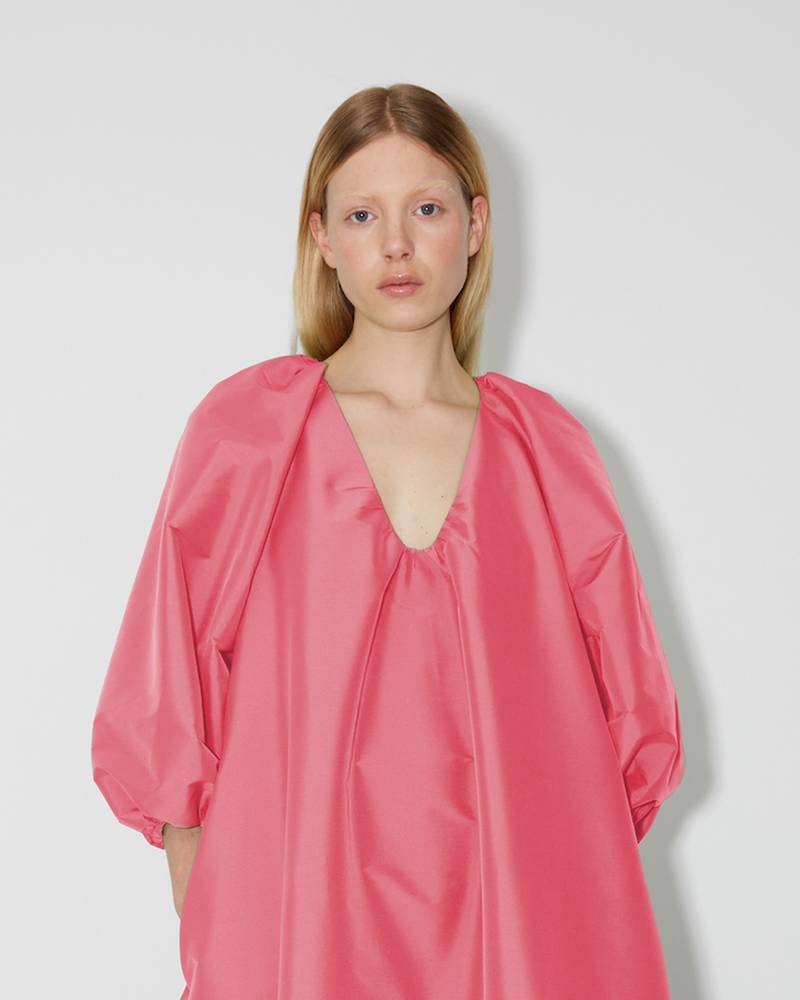 Bernadette Antwerp Dress George is made from taffeta fabric, features poofy sleeves and is floor-length. Taffeta evening wear hot pink.