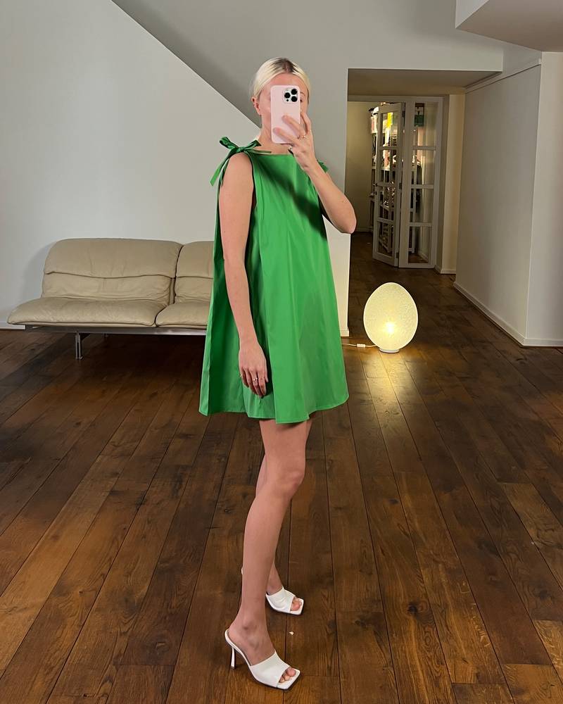 Bernadette Antwerp dress Mary. Made from taffeta fabric, bow accents on shoulders, grass green color, short boxy dress.