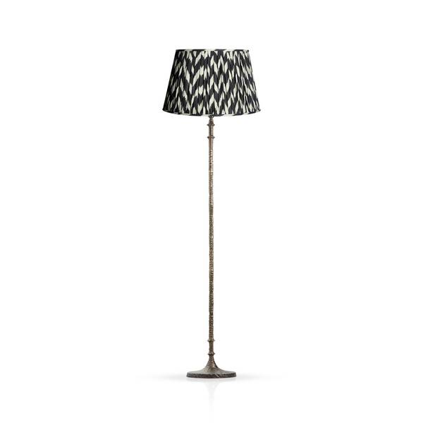 Galore floor lamp in brass with a black shade