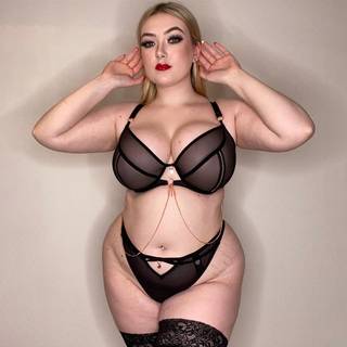 Scantilly Unchained Plunge Bra Black as worn by @kirstenminnerylaing