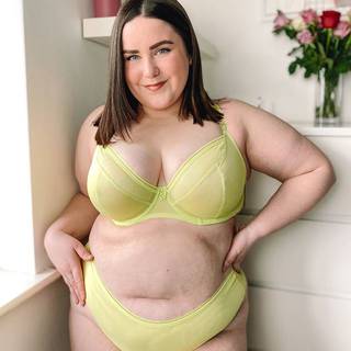 Curvy Kate Lifestyle Plunge Bra Zest as worn by @kendall_leigh96