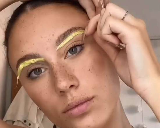 {"en"=>"Wax Eyebrow Shape"}