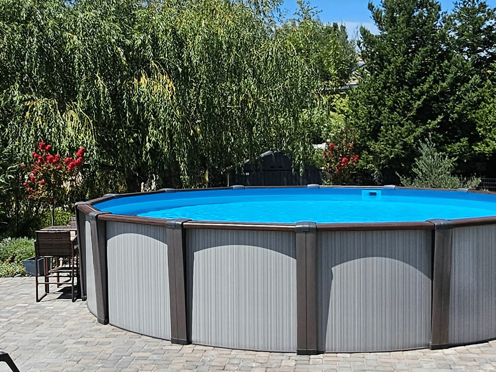 Blue round overlap pool liner in a Daytona round pool
