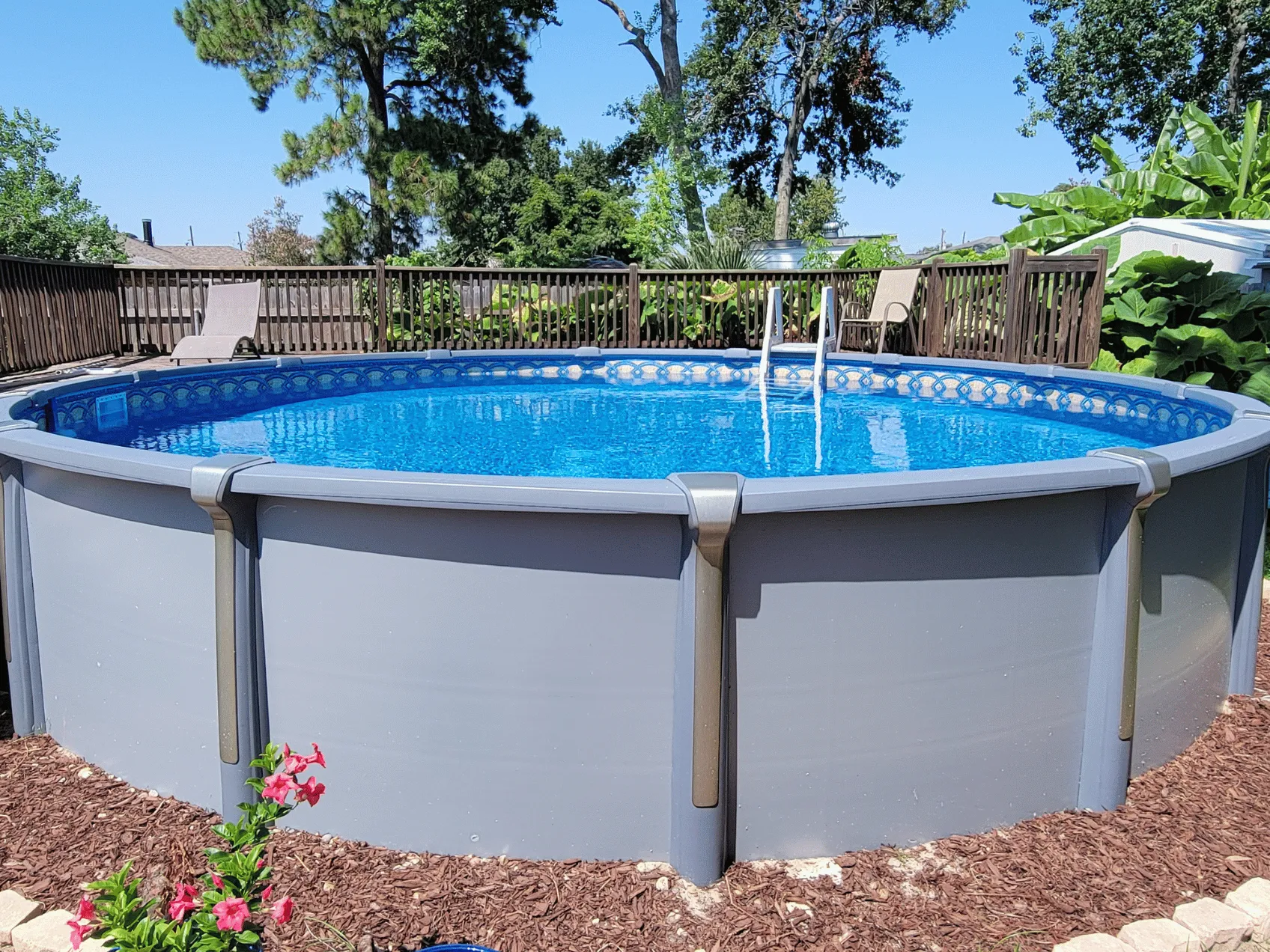 Catalina round uni-bead pool liner in a Saltwater Aurora round pool
