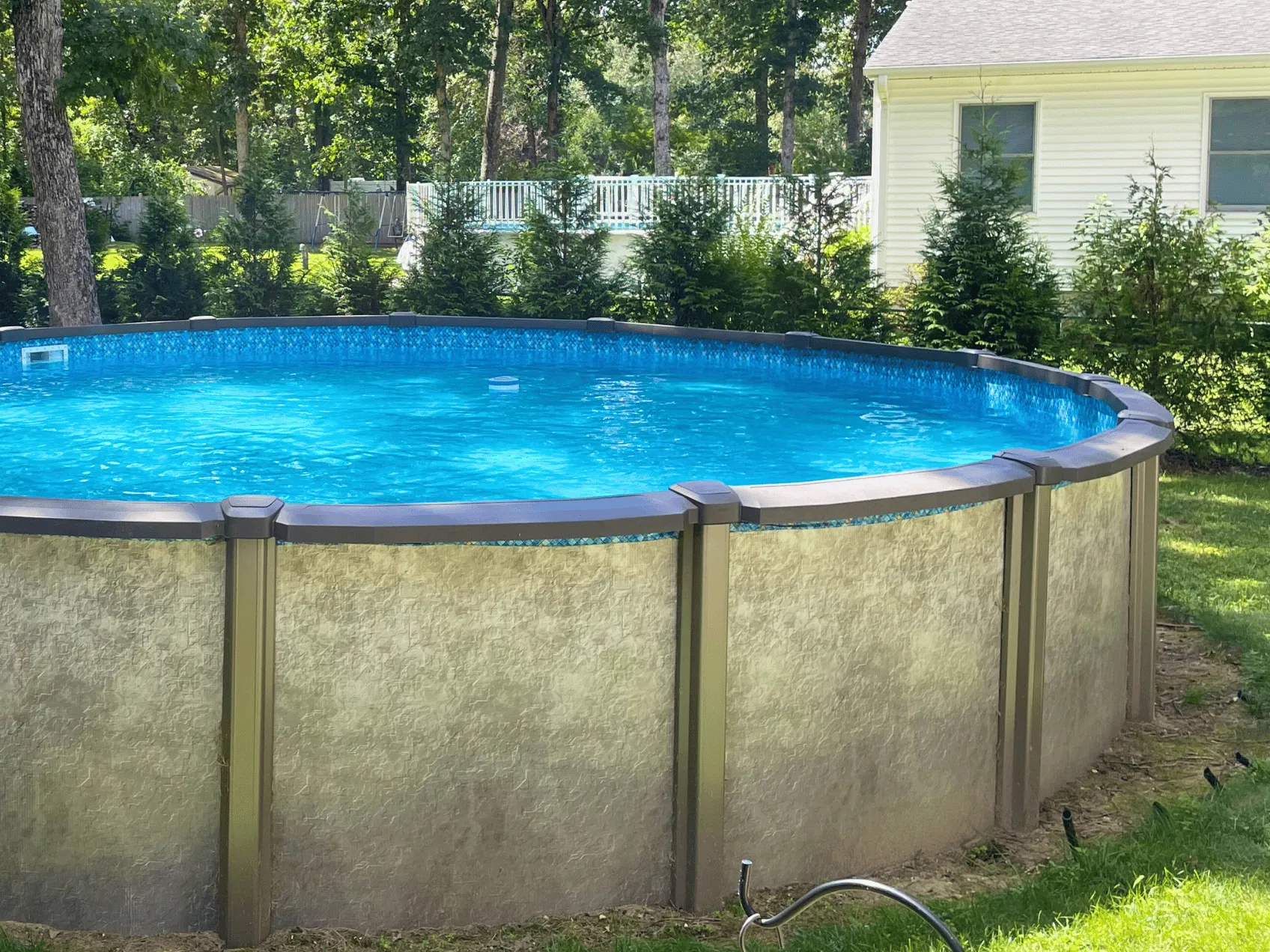 Bahama round overlap pool liner in a Saltwater LX round pool
