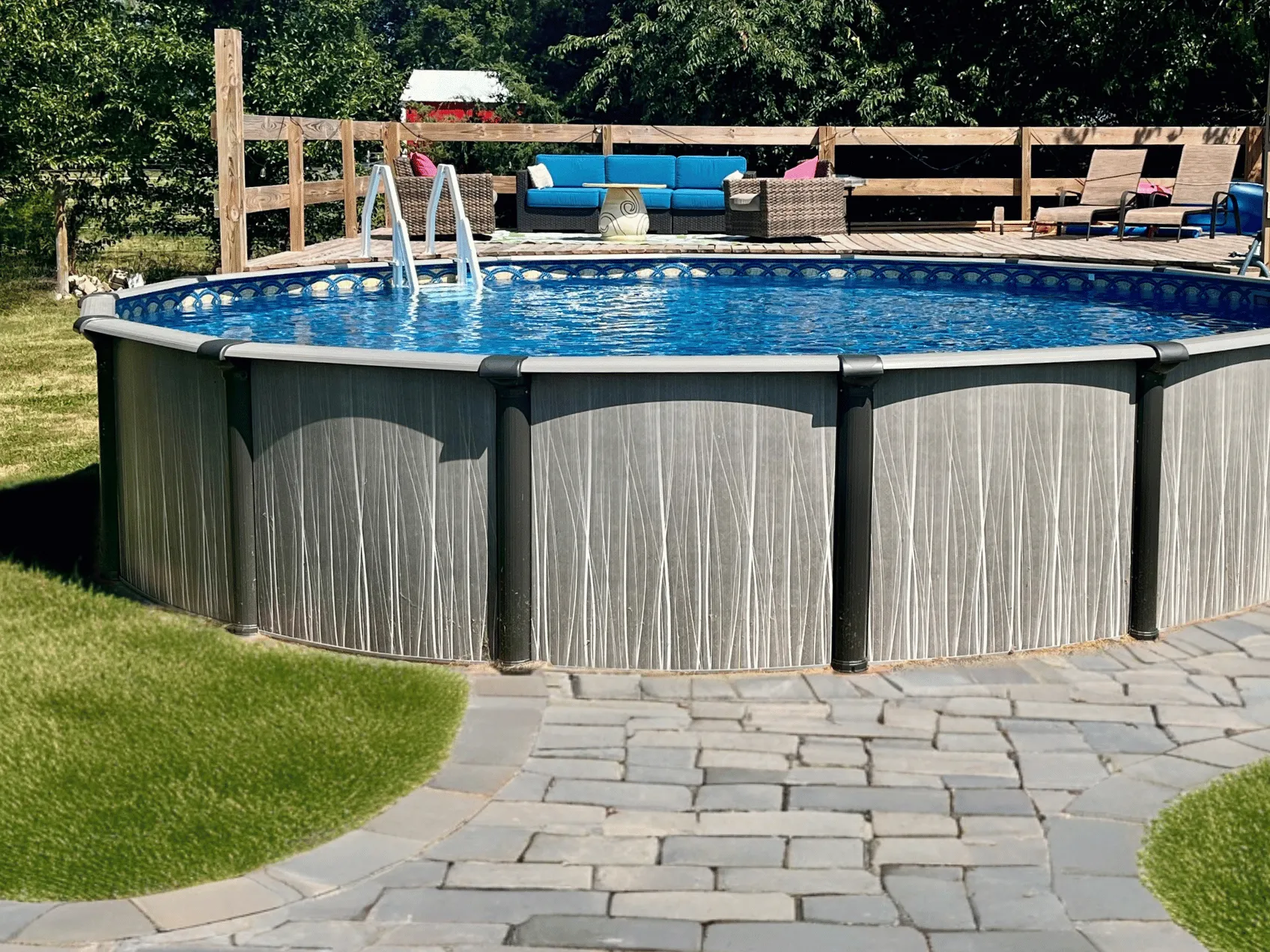 Catalina round uni-bead pool liner in a Boreal round pool
