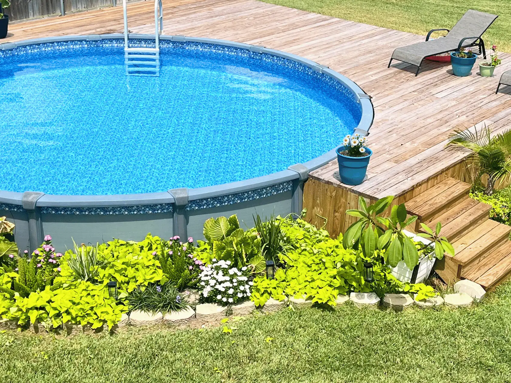 Bahama round overlap pool liner in a Saltwater Aurora round pool
