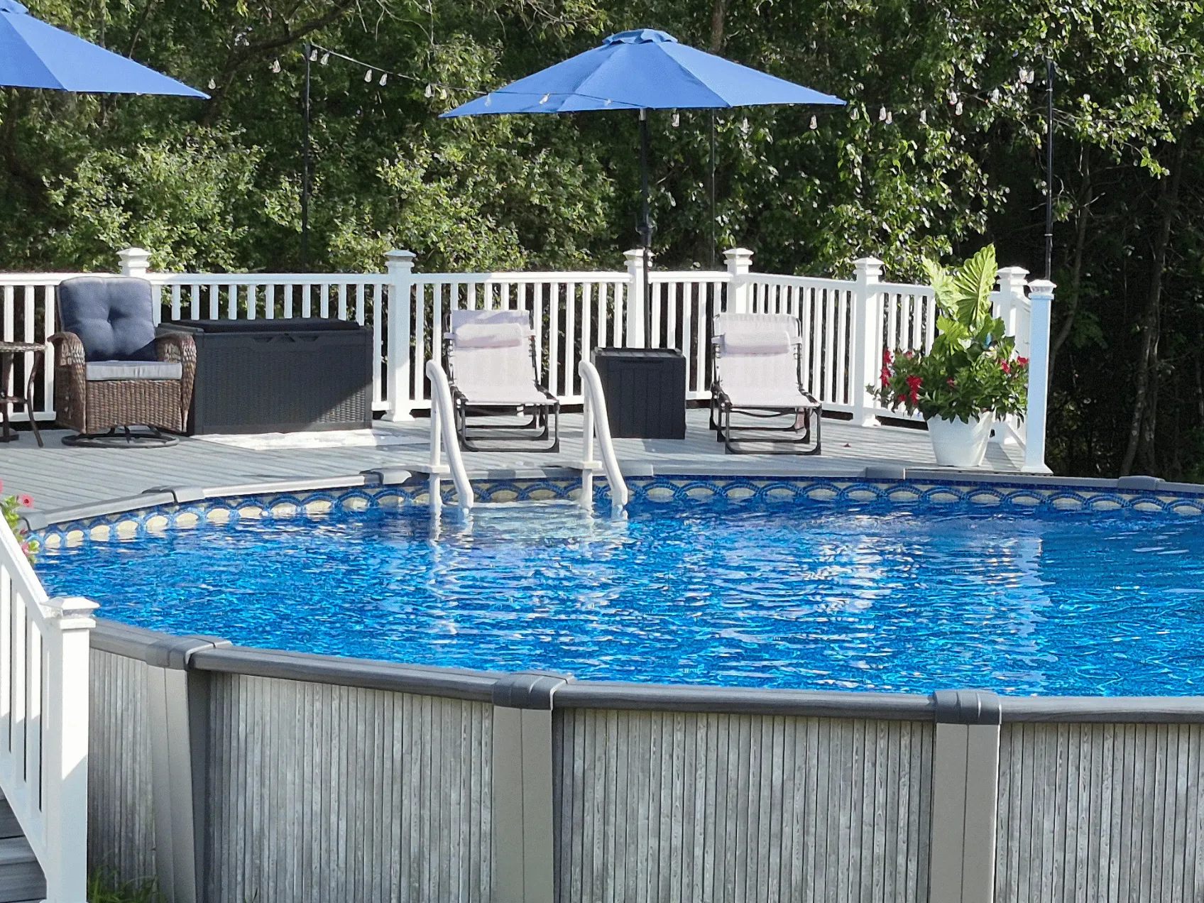 Catalina round uni-bead pool liner in a Tribeca Round Pool
