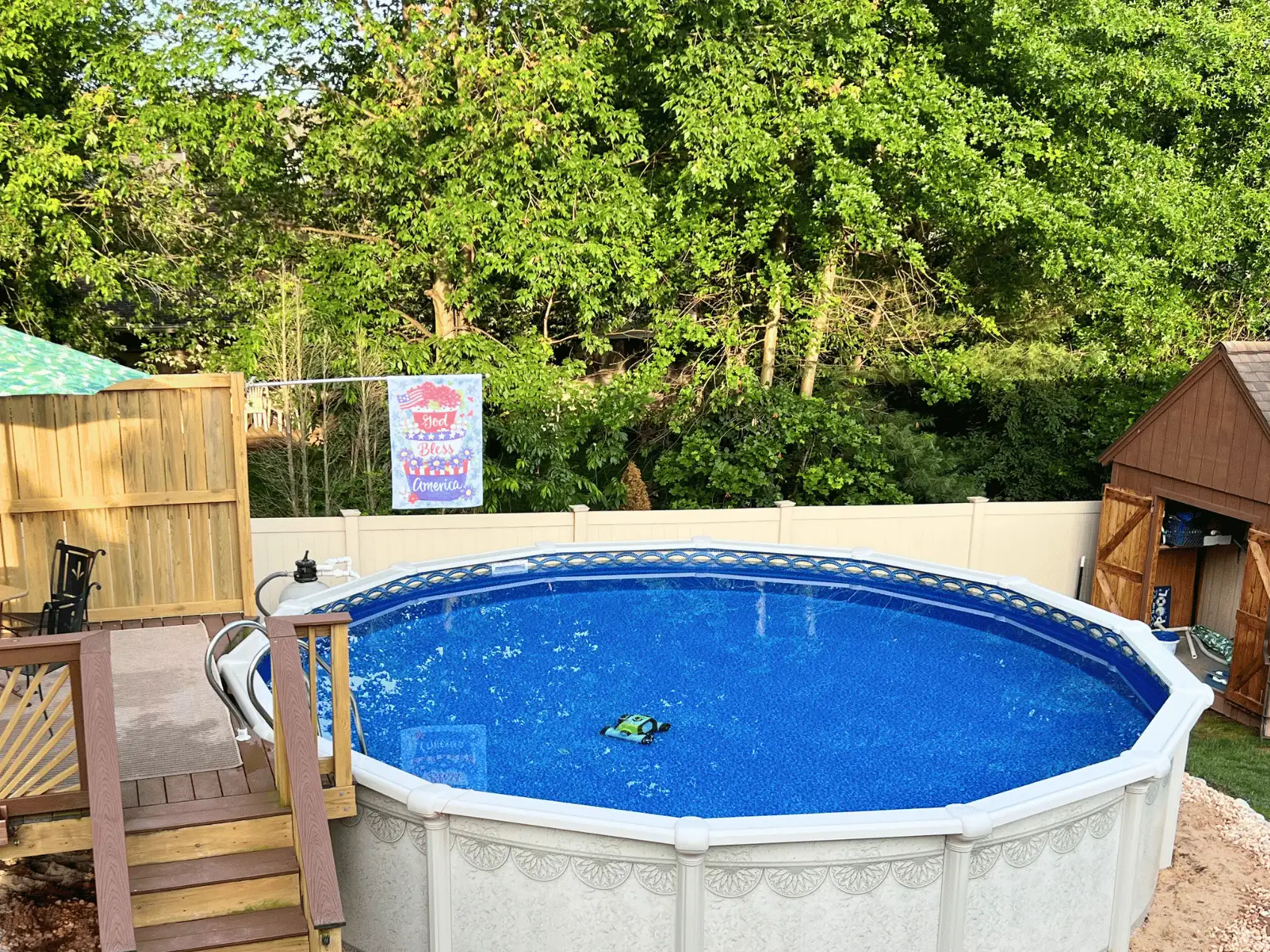 Catalina round uni-bead pool liner in a Hampton round pool
