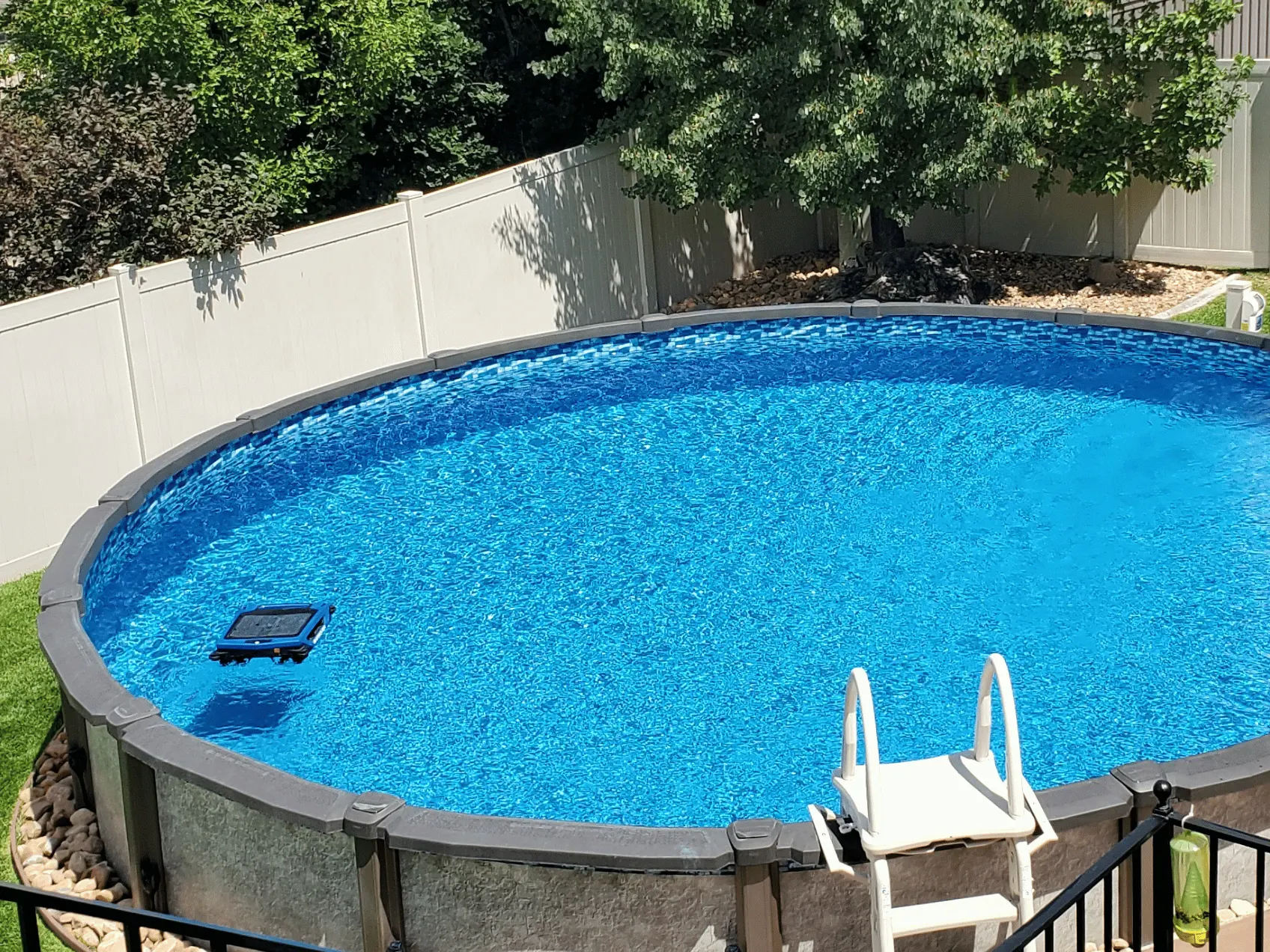 Bluestone round overlap pool liner in a Saltwater LX round pool
