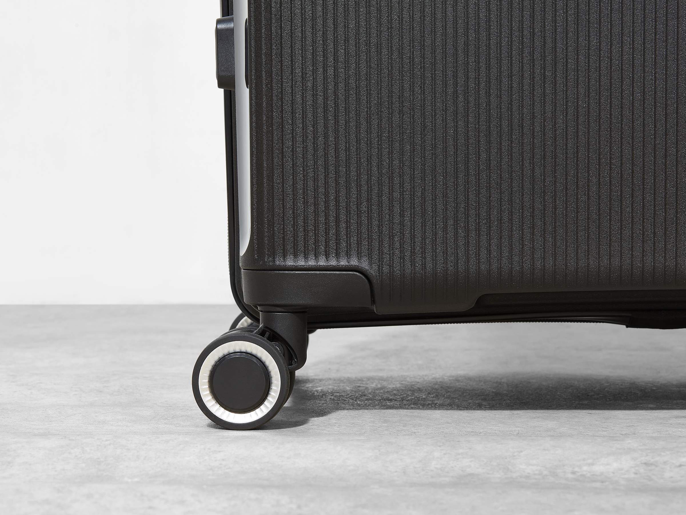 Hudson Large Suitcase | Black | Rock Luggage