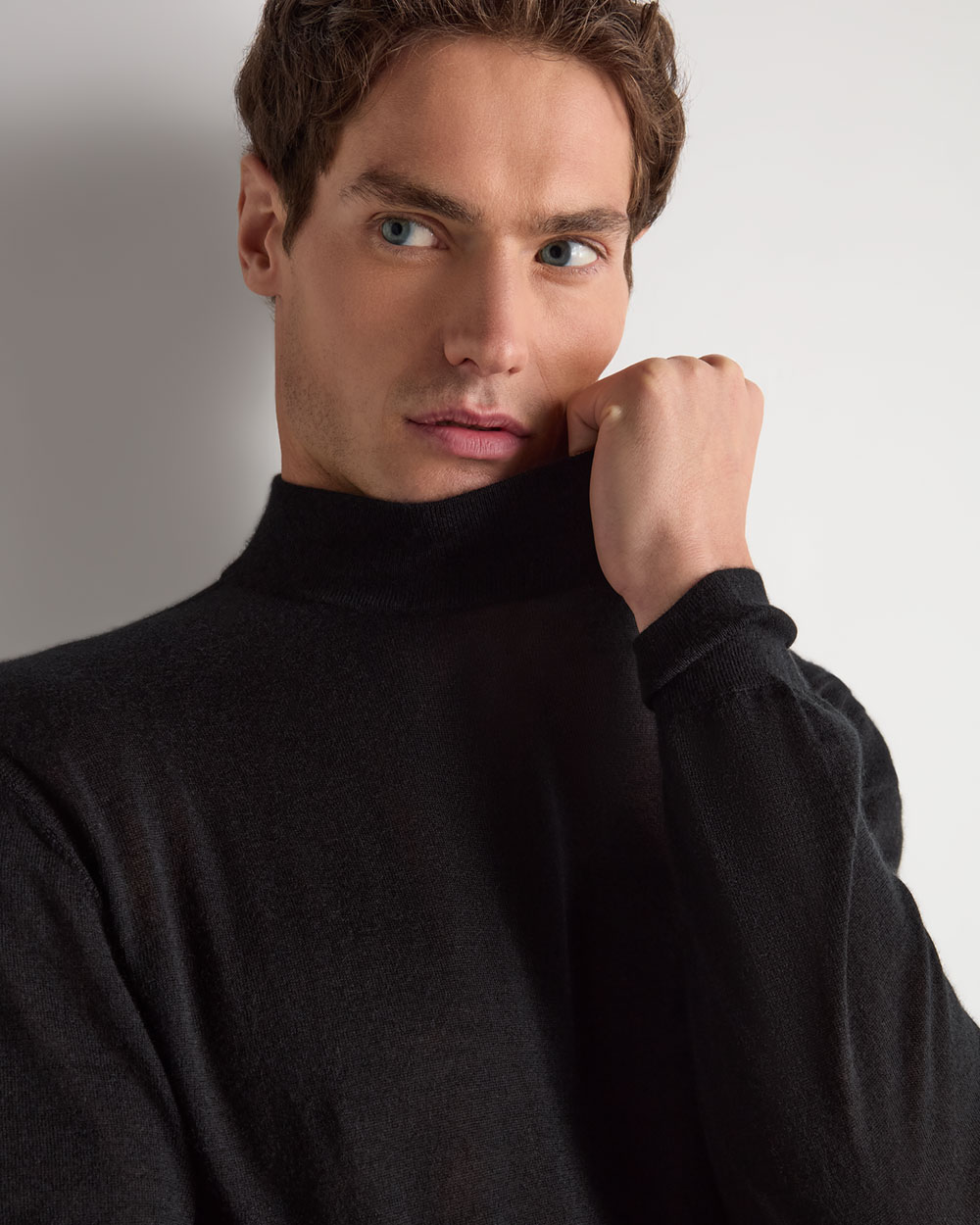 Men's Fine Gauge Cashmere Mock Turtle Neck Jumper Black | N.Peal