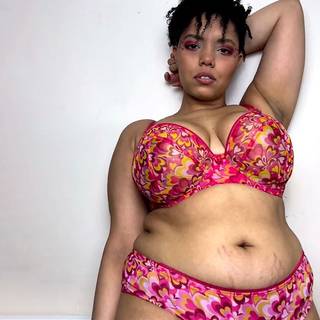 Curvy Kate Lifestyle Plunge Bra Pink Hearts as worn by @moniquesmoods