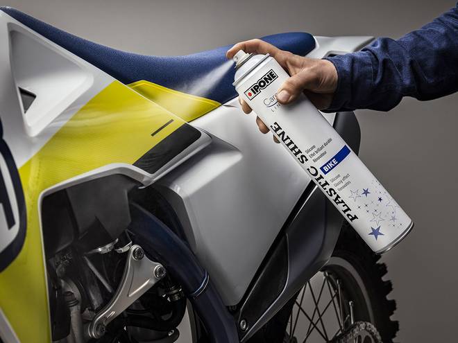 Entretien d'une moto avec le produit rénovateur plastiques PLASTIC SHINE IPONE