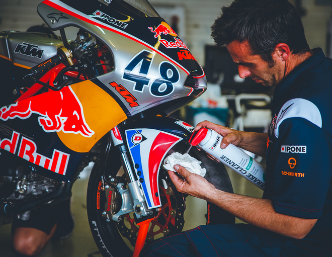 Brake cleaner dégraissant freins en utilisation au Red Bull MotoGP Rookies Cup