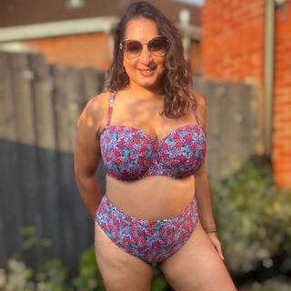 Curvy Kate Kitsch Kate Bandeau Strapless Multiway Bikini Top Floral Print as worn by @freens_favourites