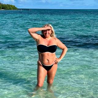 Curvy Kate Minimalist Bandeau Strapless Multiway Bikini Top Black/White as worn by @curvycaroline