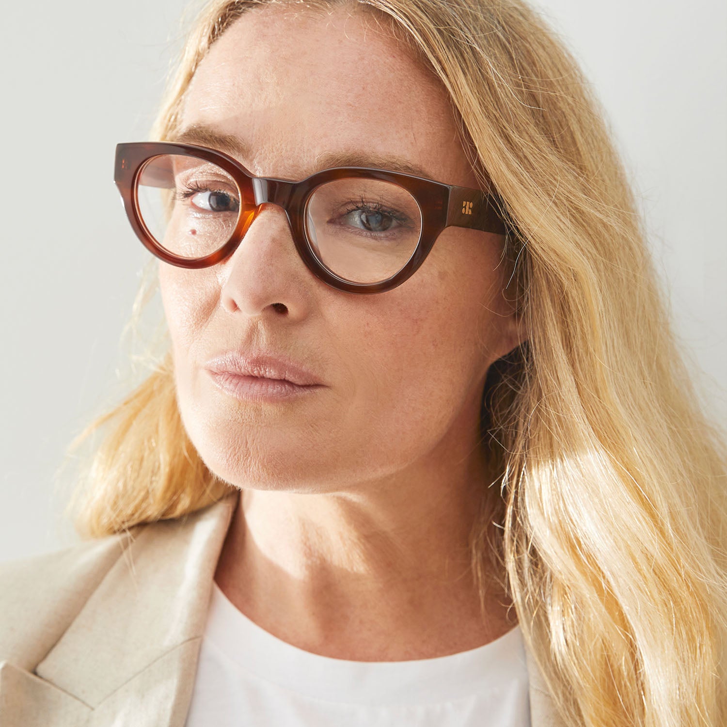 Photo d'un homme ou d'une femme portant Florence Anti-Lumière Bleue Clear Tan Anti-Lumière Bleue Lunettes  by French Kiwis