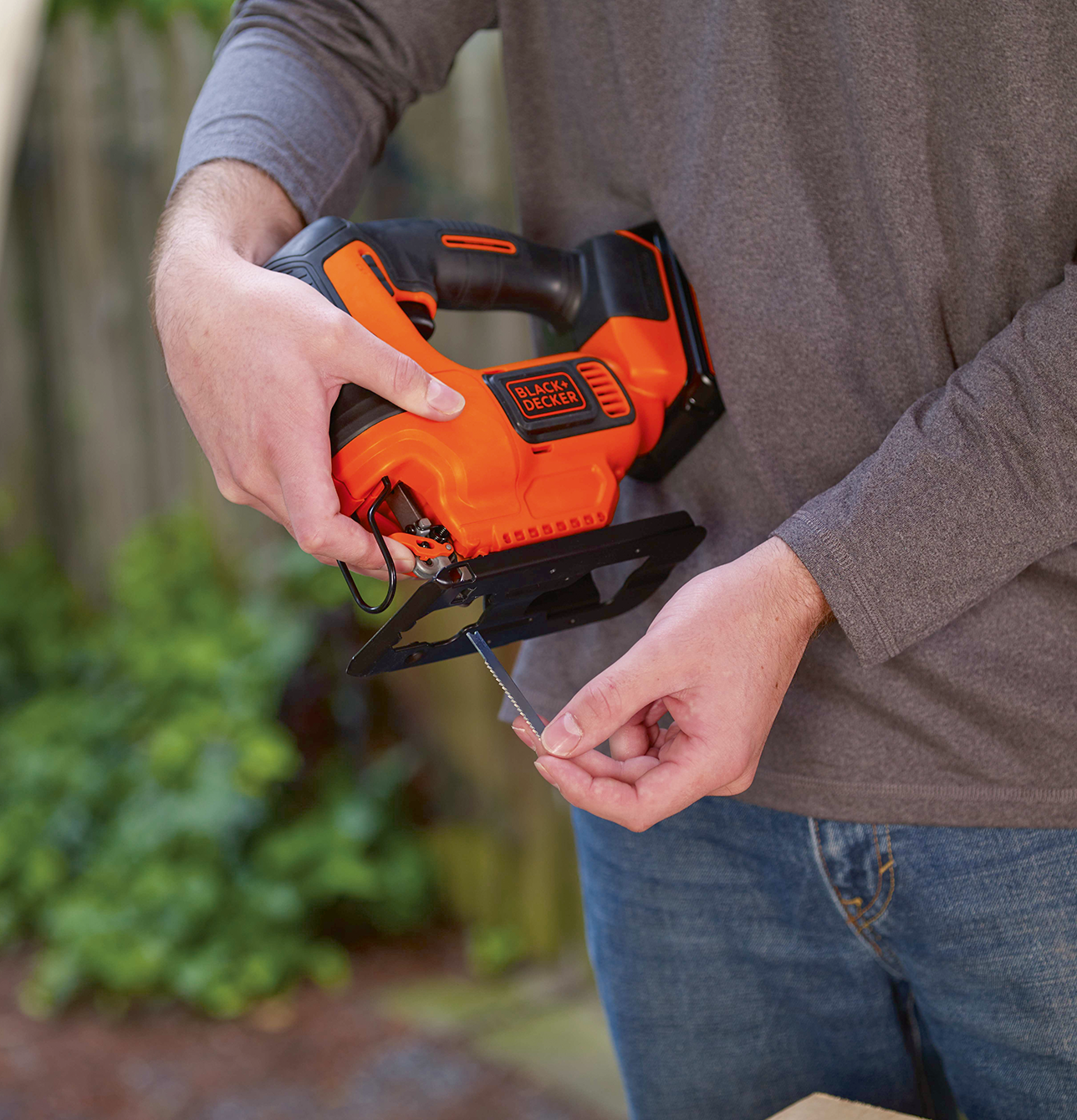 BLACK+DECKER BDCCS20B 20-volt Max Circular Saw Bare Tool, 5-1/2-Inch with  BLACK+DECKER BDCJS20C 20V MAX* JigSaw with Battery and Charger