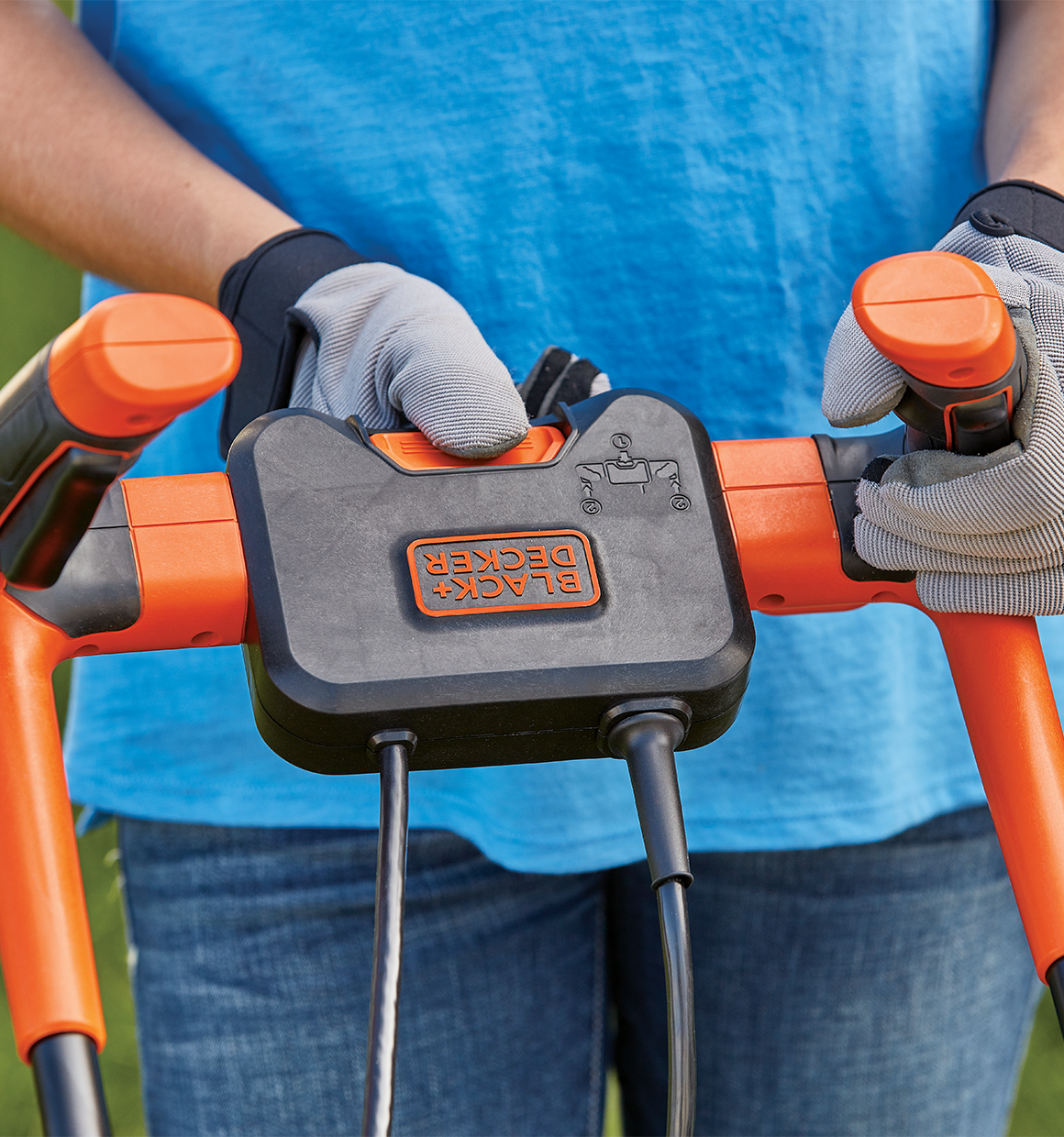 Push button start feature of 10 Amp 15 inch Electric Lawn Mower with Comfort Grip Handle.