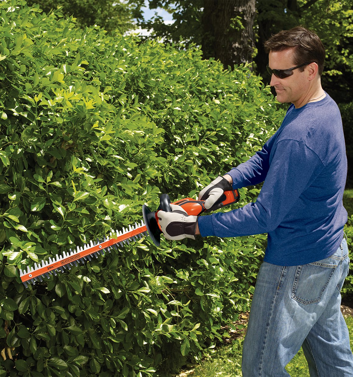 Black & Decker 24 In. 40V Lithium Ion Cordless Hedge Trimmer