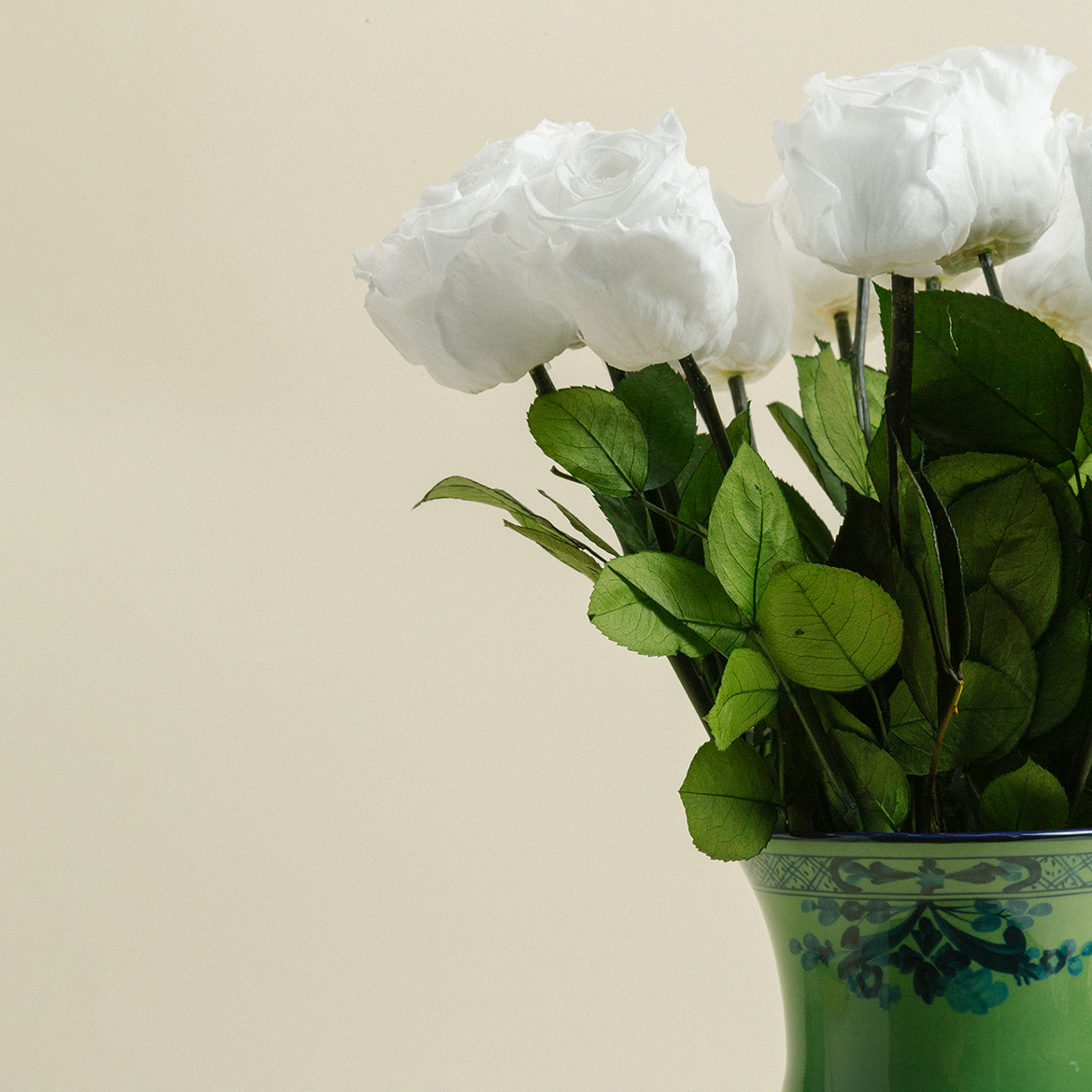 Ginori Ming Vase with Eternity Roses | Venus et Fleur