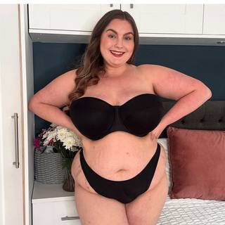 Flirtelle Celia Strapless Bra Black as worn by @lauren_frances__