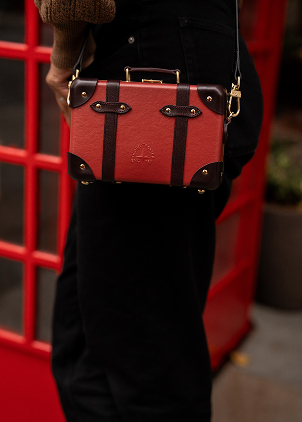 レッド ラゲッジ & トラベルアクセサリー | グローブ・トロッター