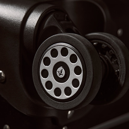 GT_Black_Hubcap-Wheel_Detail