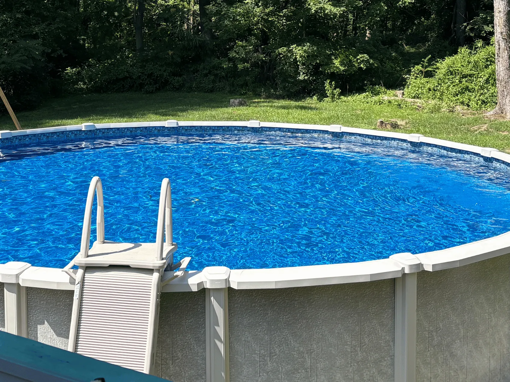 Soho round J-Hook pool liner in a Saltwater 8000 round pool 