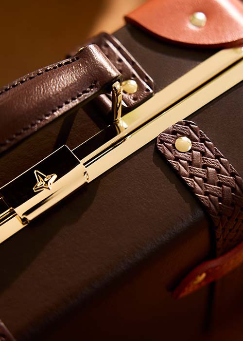 GT_Cotswolds-Collection_Mayfair-Case_Brown-Orange_Details