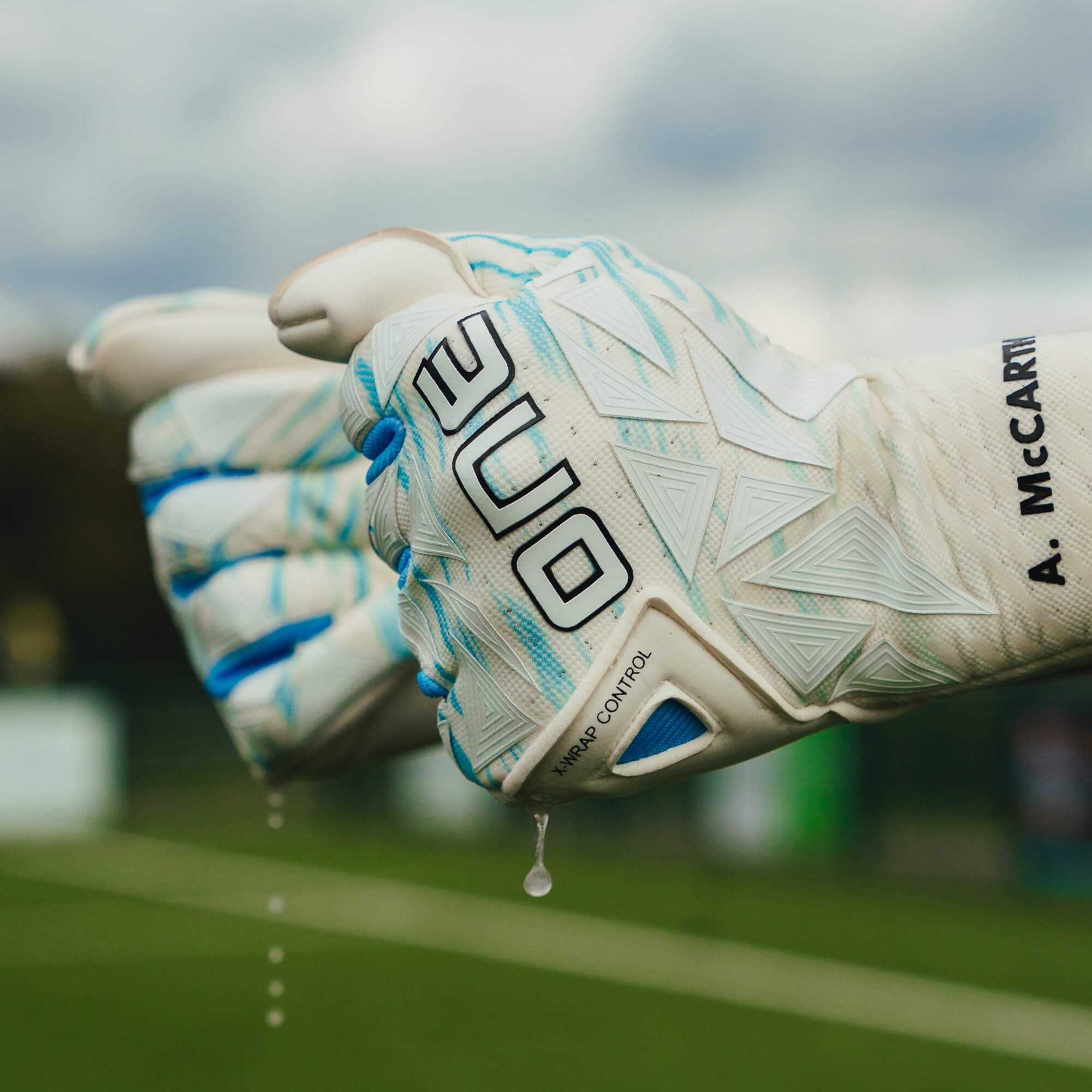 GEO 3.0 AM2 Goalkeeper Gloves | Strapless Goalie Gloves | One Glove