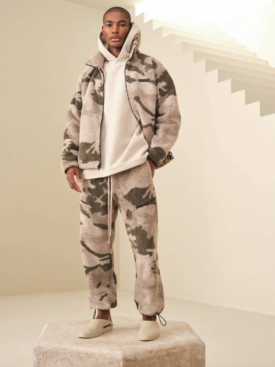 https://cld.accentuate.io/82791563325/1646099290874/camo-polar-fleece.001.jpeg?v=1651013010794&options=w_910