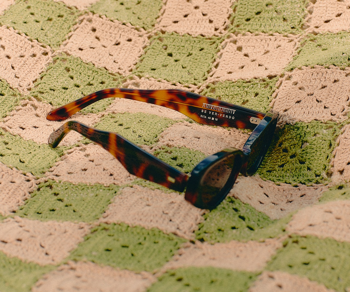 Rosto utilizando óculos do produto Rita - Óculos de Sol
