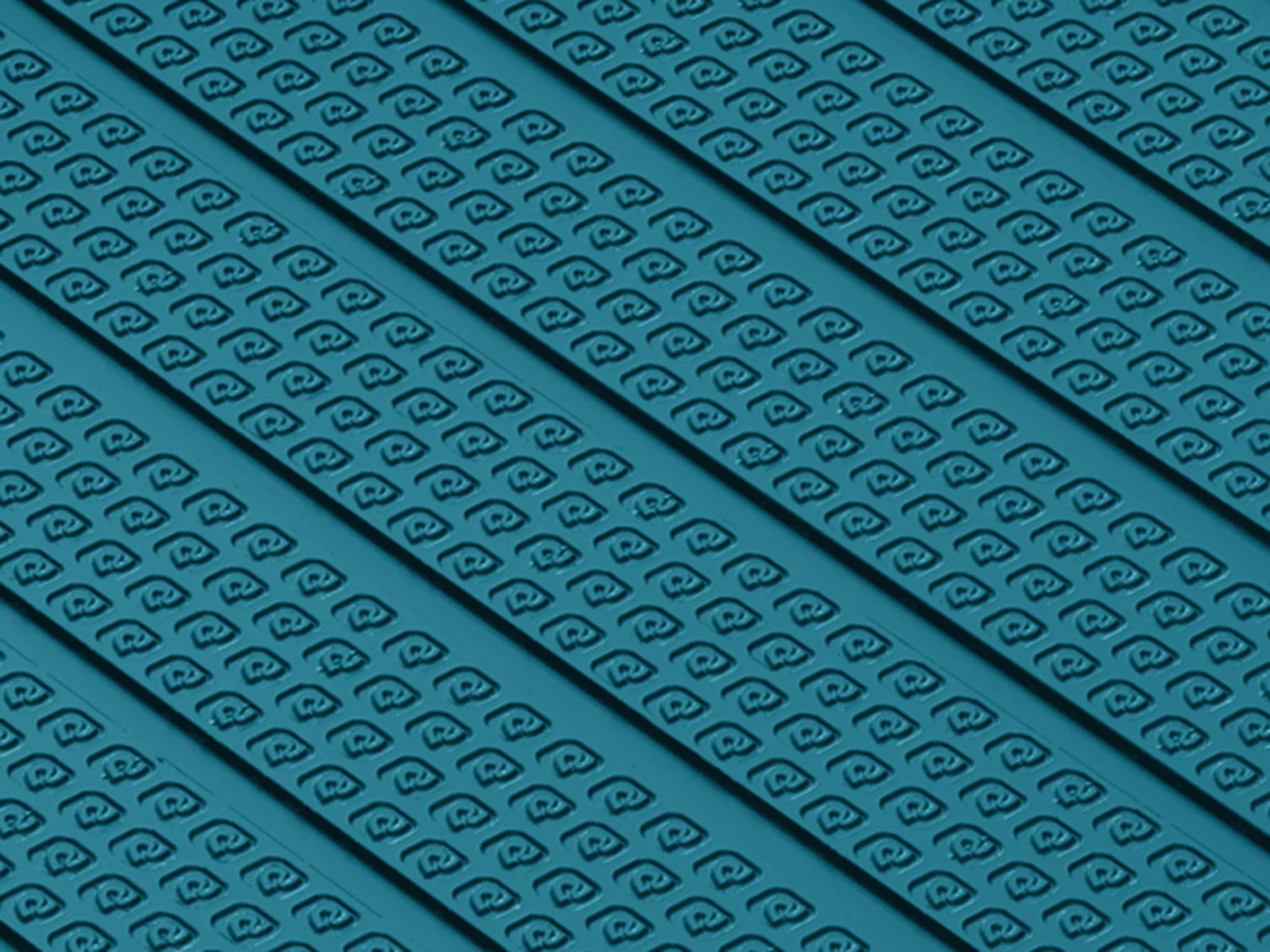 A close-up of the Weekender Tour XL's textured deck pad.