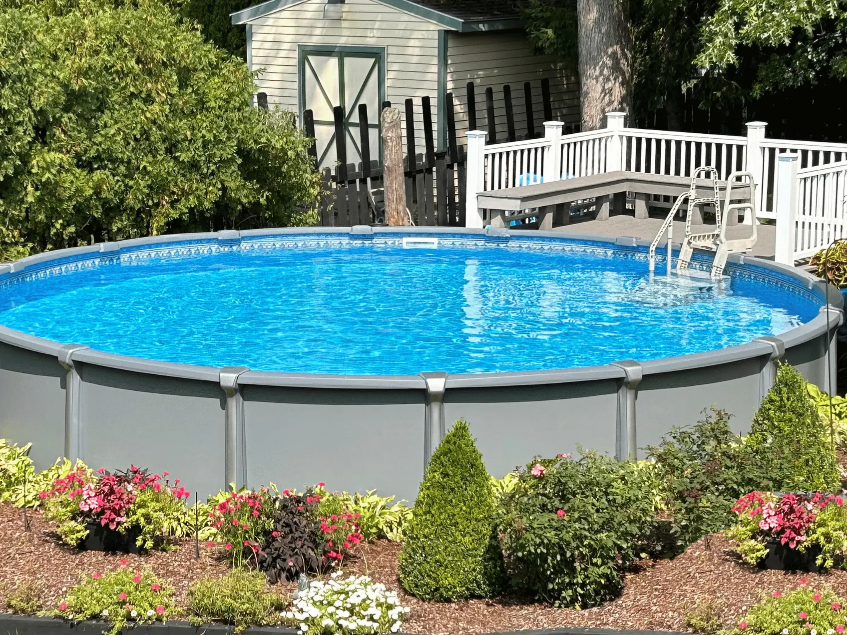 Diamond Key round J-Hook pool liner in a Saltwater Aurora round pool
