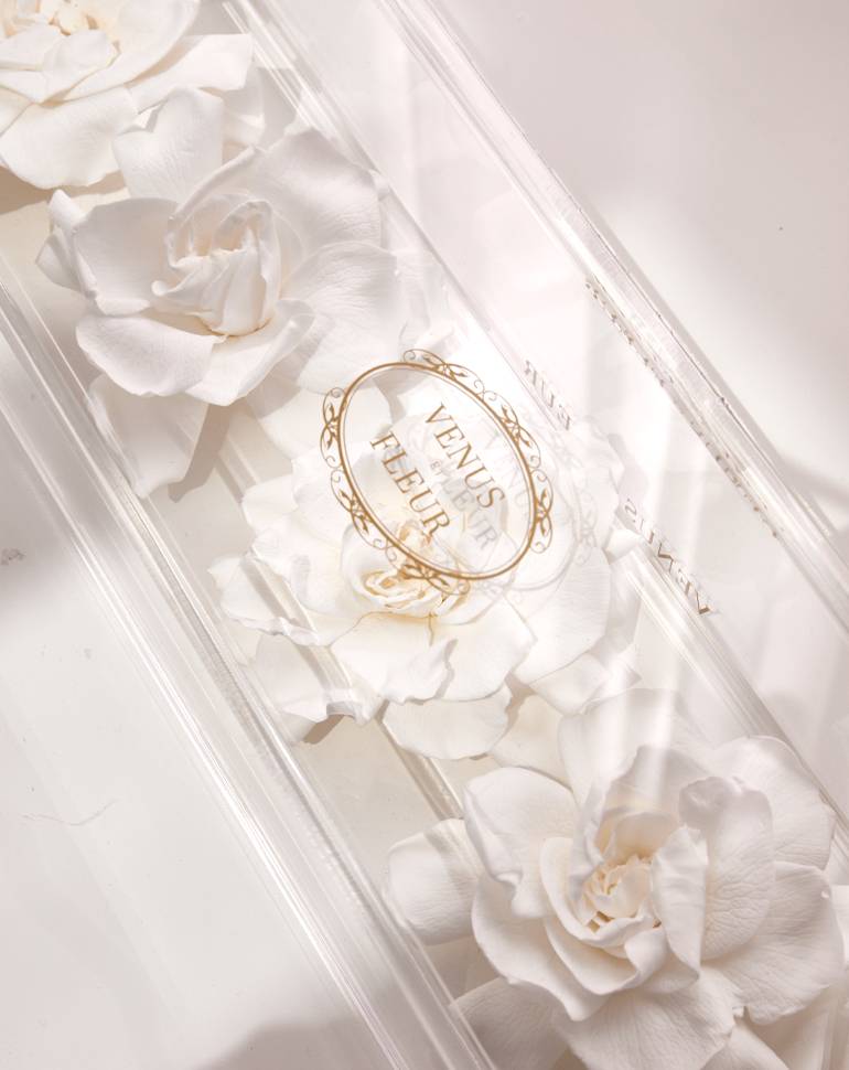 Clear Venus et Fleur box with white roses