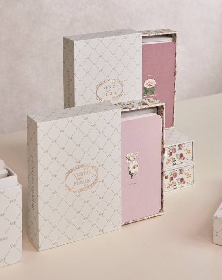 Occasion greeting cards in a Venus et Fleur box