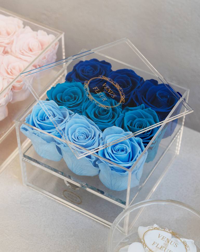Clear venus et Fleur box with 9 roses in different shades of blue