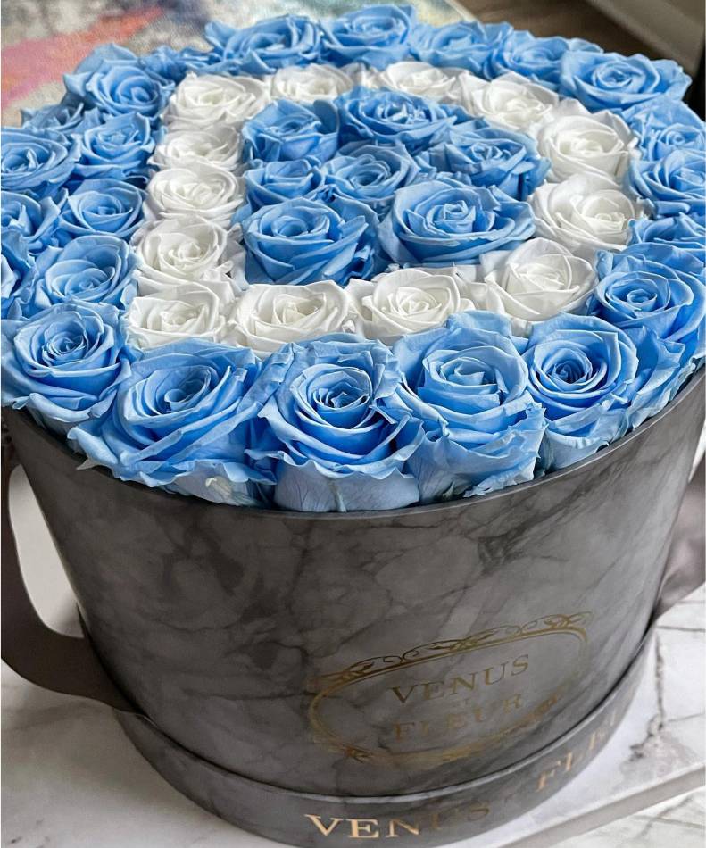Customizable Venus et Fleur gift basket with blue and white roses