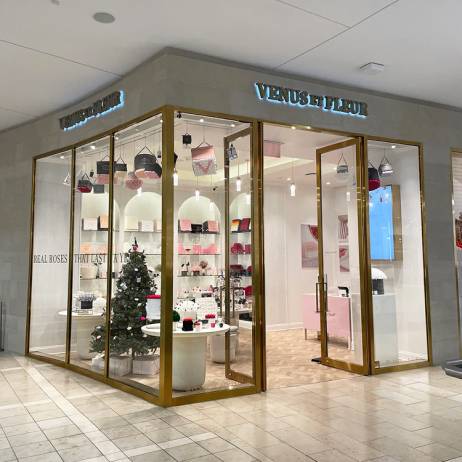 Exterior of a Venus et Fleur window display at the Garden State Plaza